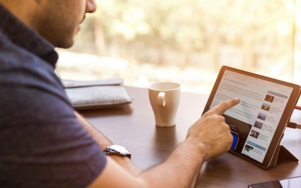 Mitarbeiter mit Tablet im Kundengespräch, Symbolbild zu EUDI-Wallet für Unternehmen