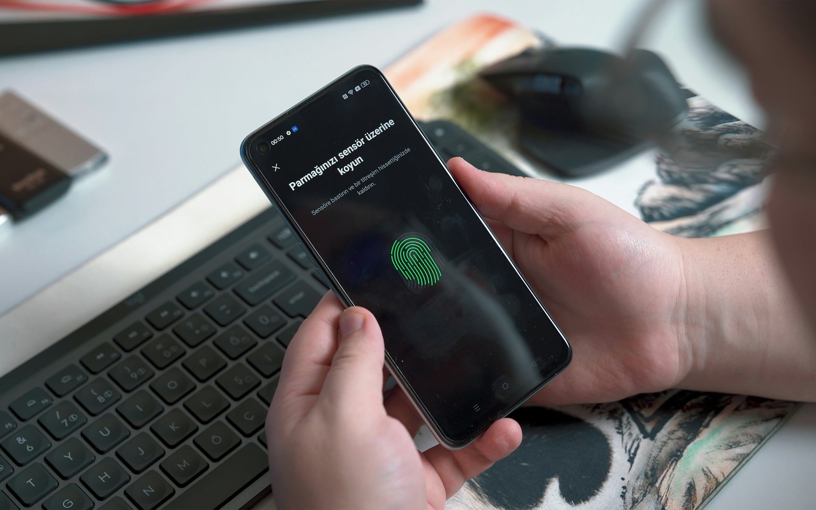 Person hält ein Smartphone, Symbolbild zu EUDI-Wallet für Unternehmen