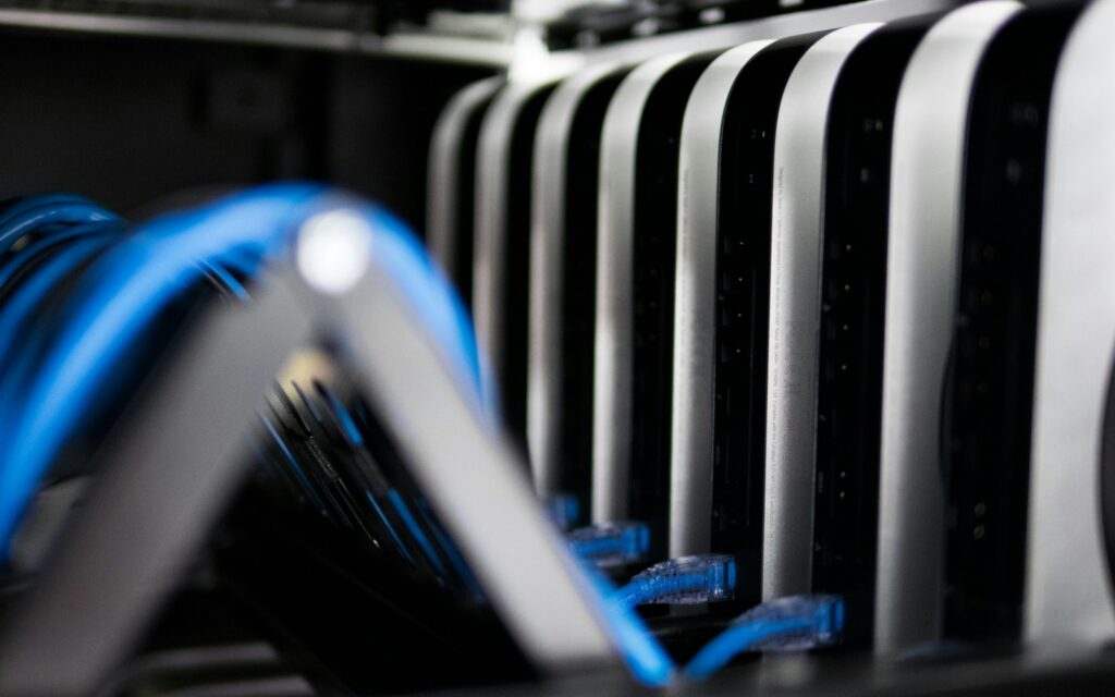 Kabelbündel in einem Server-Rack, vorbereitet für Flüssigkühlung im Rechenzentrum