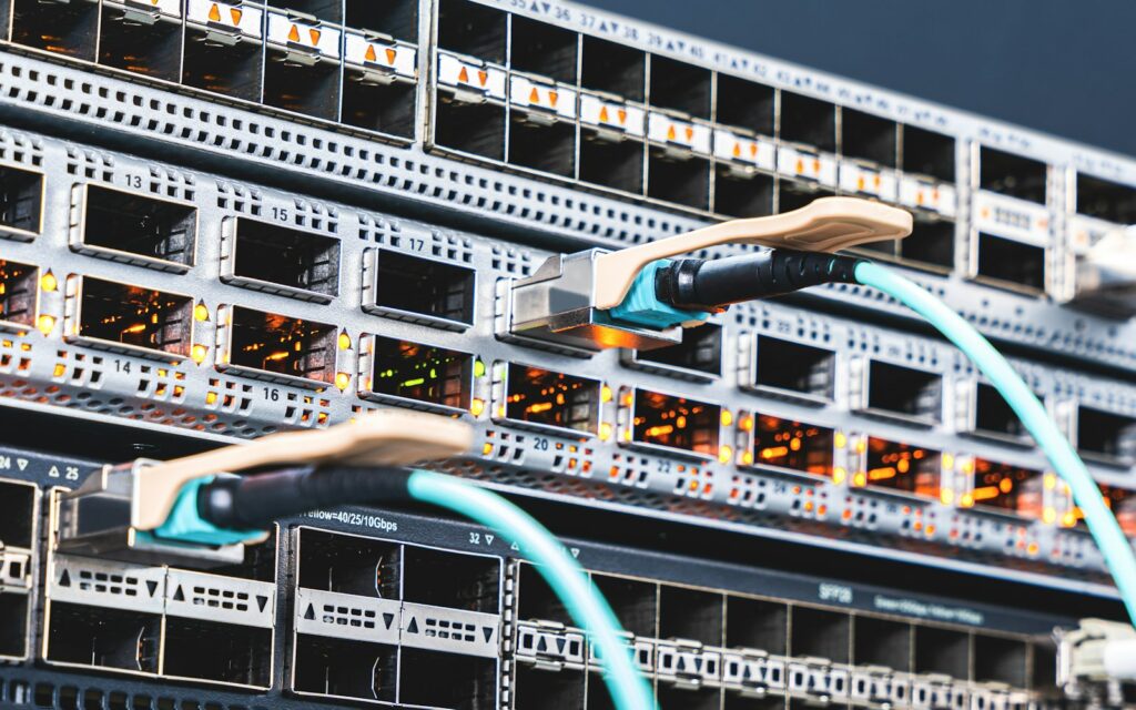 Kabelbündel an einem Server: Flüssigkühlung im Rechenzentrum verändert Aufbau und Wartung