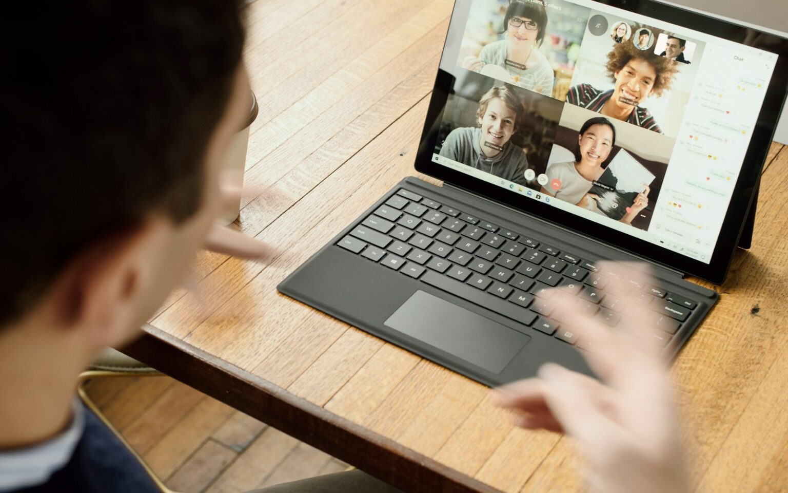 Videokonferenz am Laptop: So lassen sich hybride Teams führen und Entscheidungen abstimmen