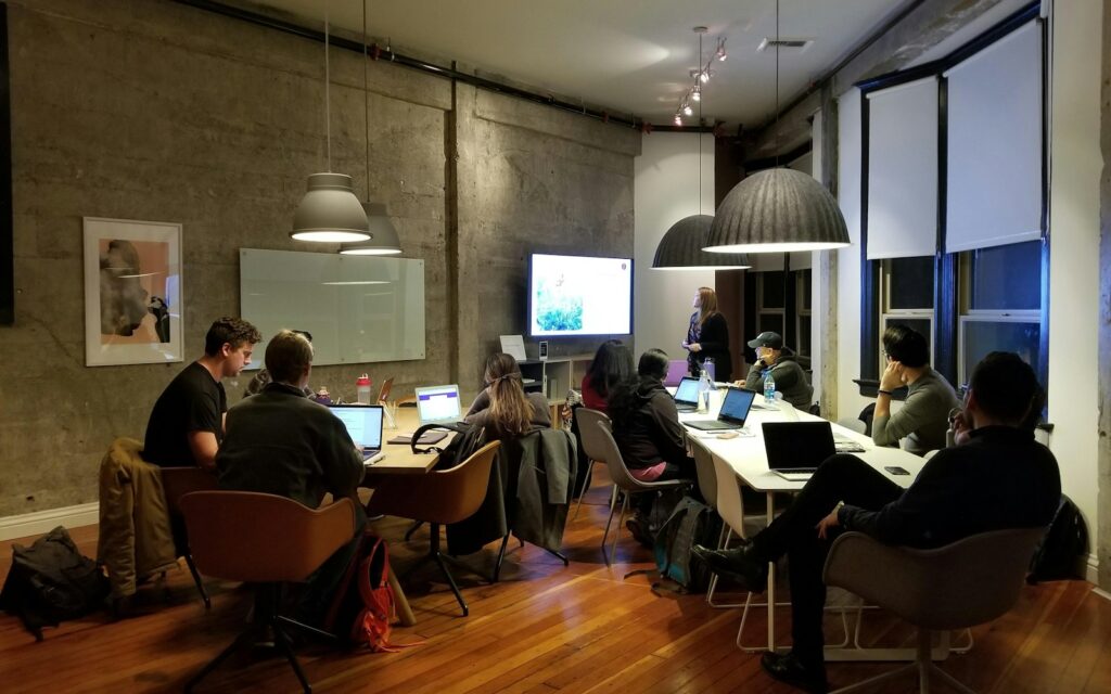Team arbeitet in einem Workshop mit Laptops, Symbolbild zu Führen ohne Weisungsbefugnis