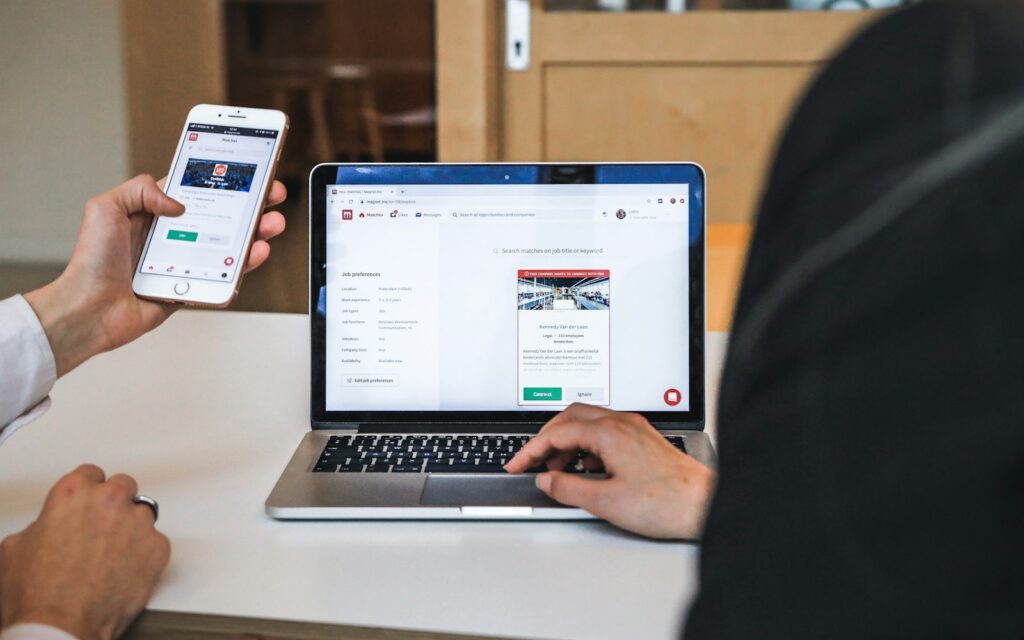 Person sucht auf dem Smartphone nach Jobs, Symbolbild zu Gehaltsangabe in Stellenanzeigen