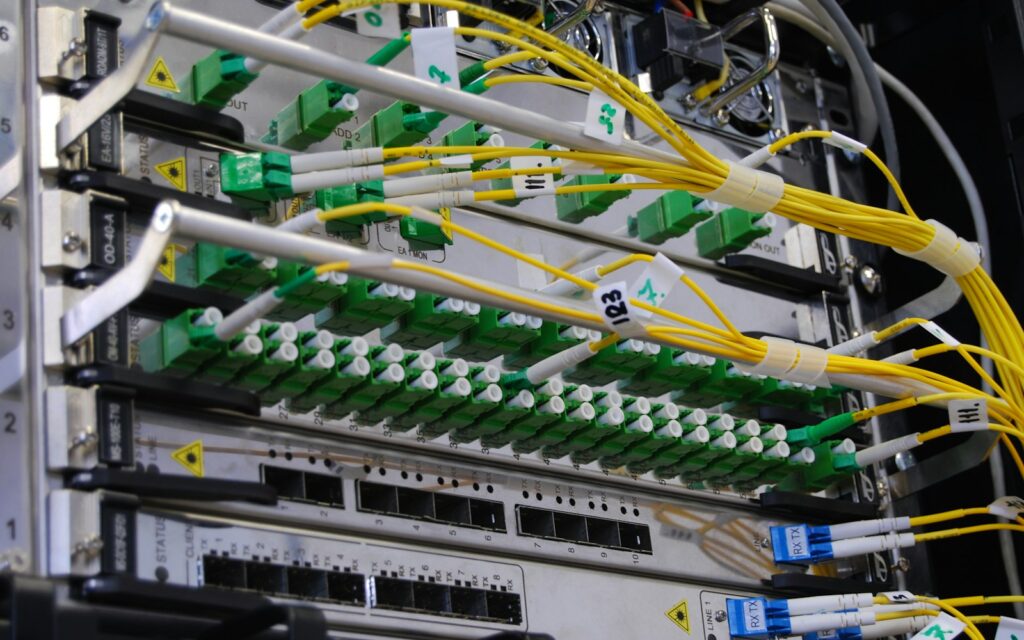 Glasfaserkabel an einem Netzwerk-Switch, Symbolbild zu Glasfaser im Gewerbegebiet