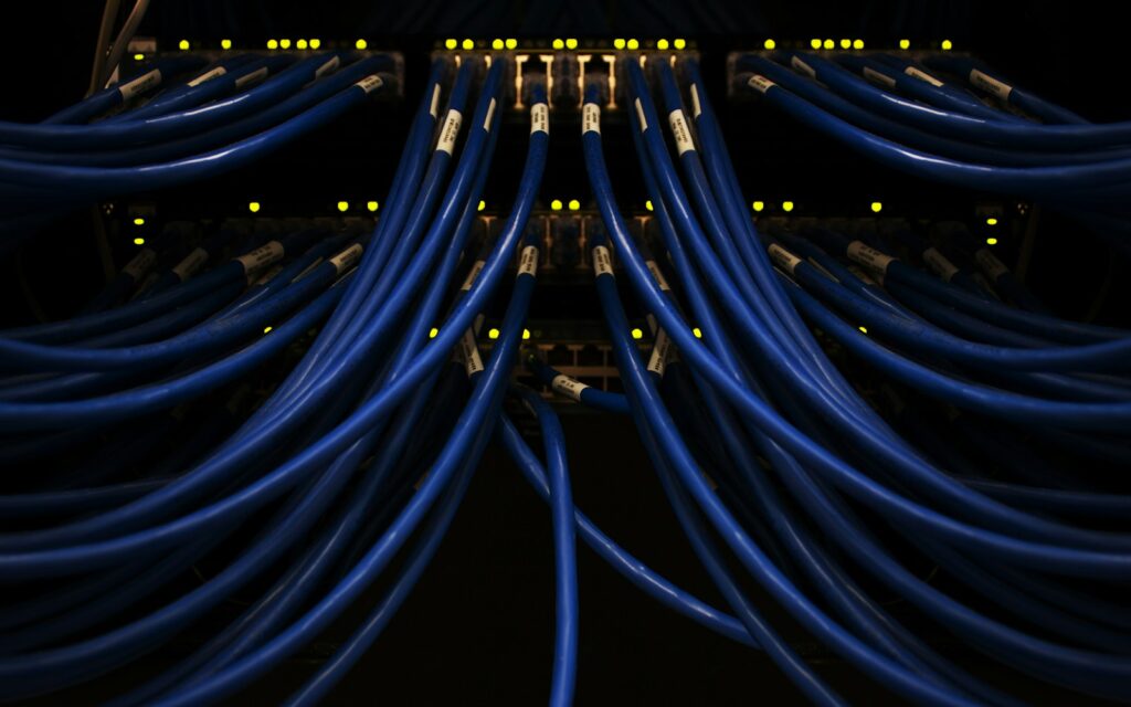 Gebündelte blaue Netzwerkkabel, Symbolbild zu Glasfaser im Gewerbegebiet