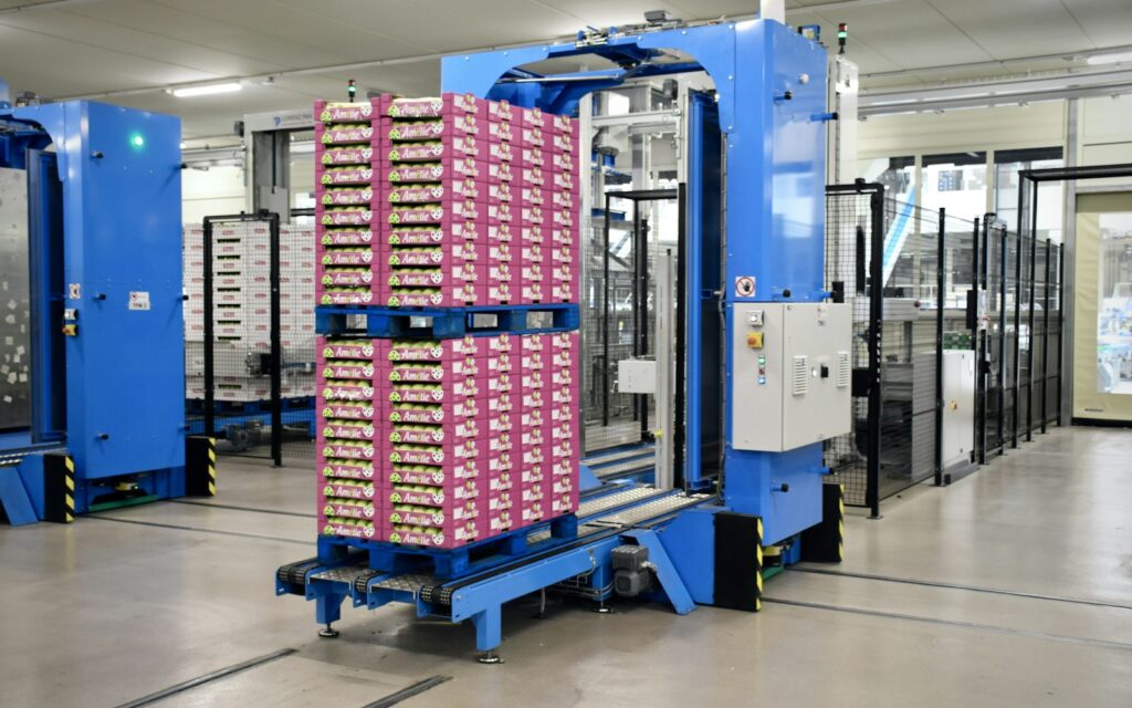 Gestapelte Pakete in einem Logistiklager als Ausgangspunkt für Lagerautomatisierung