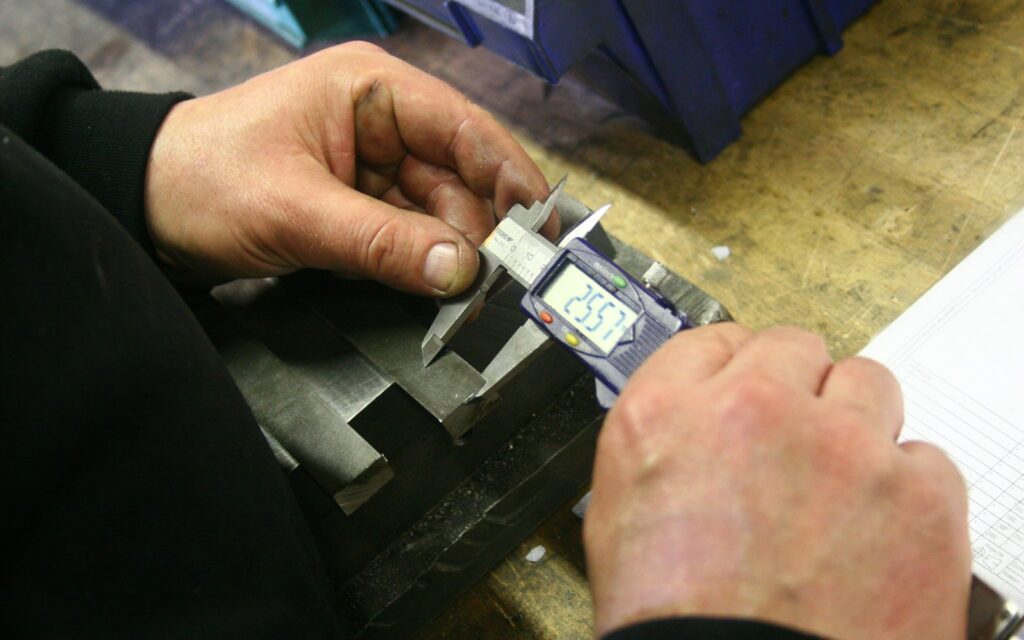 Digitaler Messschieber misst ein Metallteil, Symbolbild zu Hidden Champions