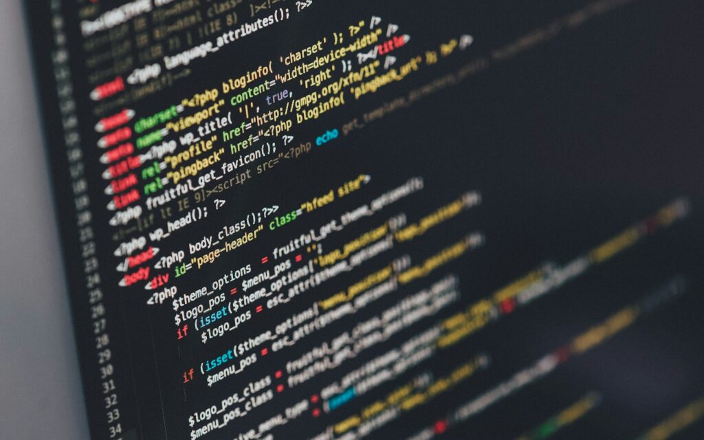 Monitor mit Programmcode, Symbolbild zu IT-Due-Diligence