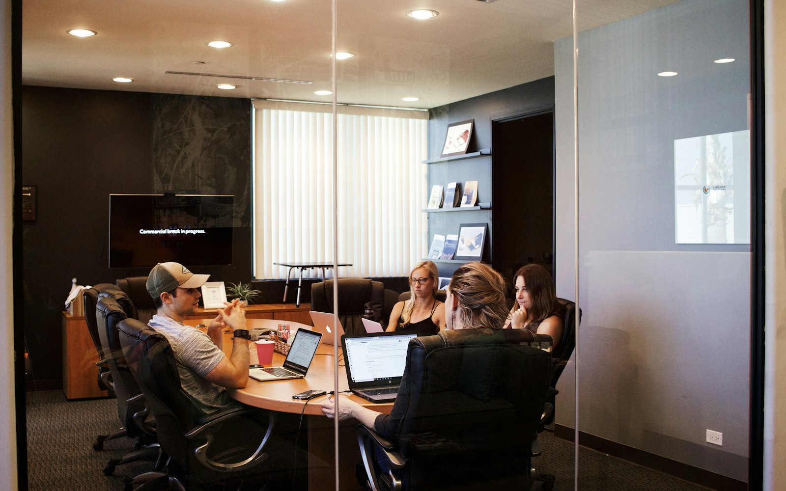 Team bespricht sich mit Laptops am Tisch, Symbolbild zu IT-Notfallplan