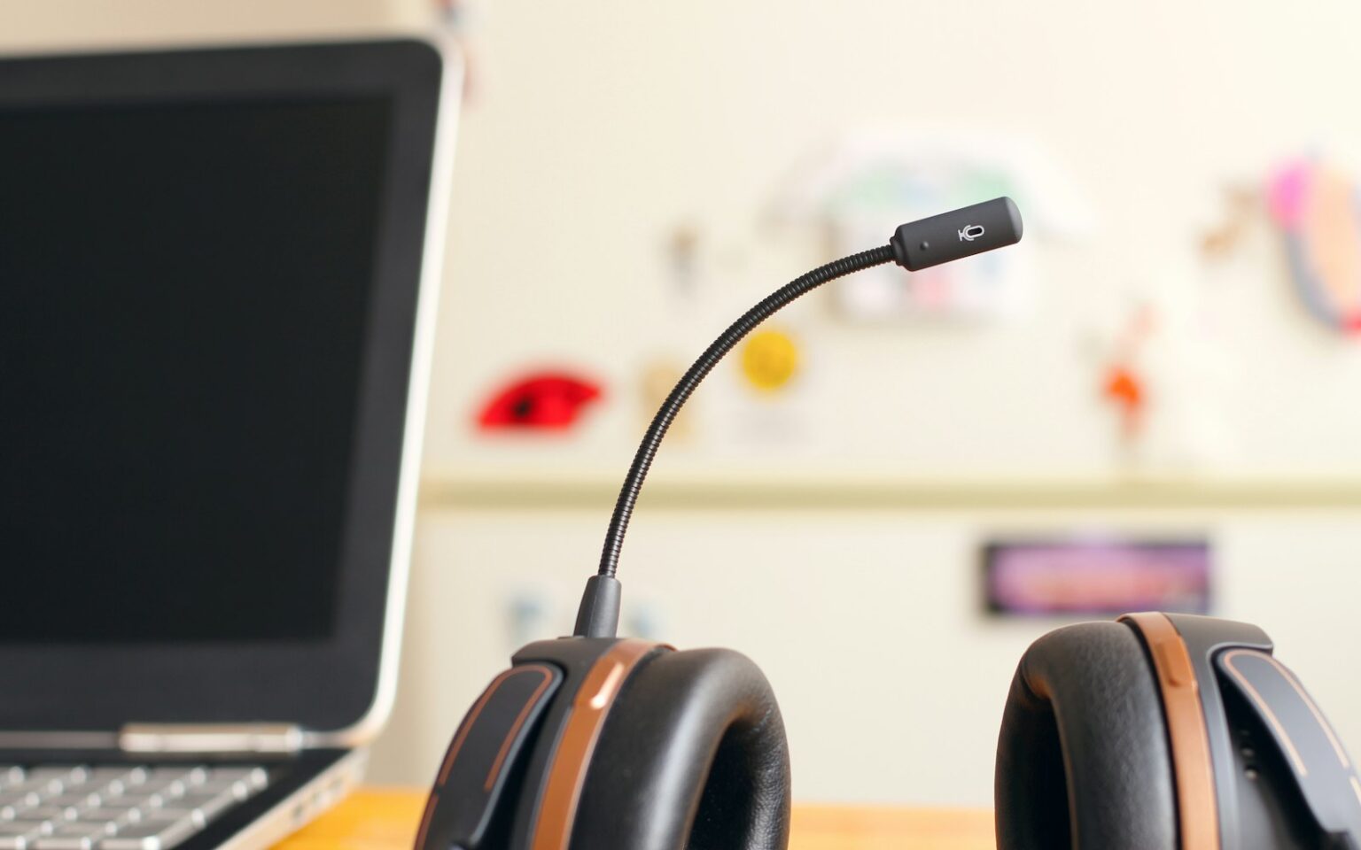 Headset neben einem Laptop als Symbol für KI-Agenten im Kundenservice