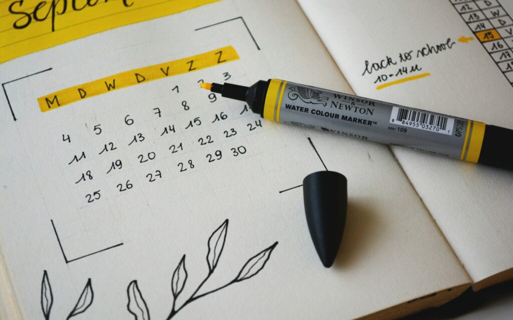 Marker auf einem Notizbuch, Symbolbild zu KI-Omnibus