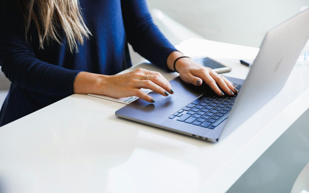 Frau arbeitet am Laptop, Symbolbild zu KI-Richtlinie
