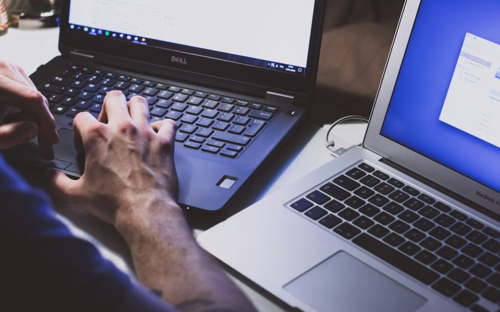 Person arbeitet an einem Laptop: KI-Tools Datenschutz im Arbeitsalltag beachten