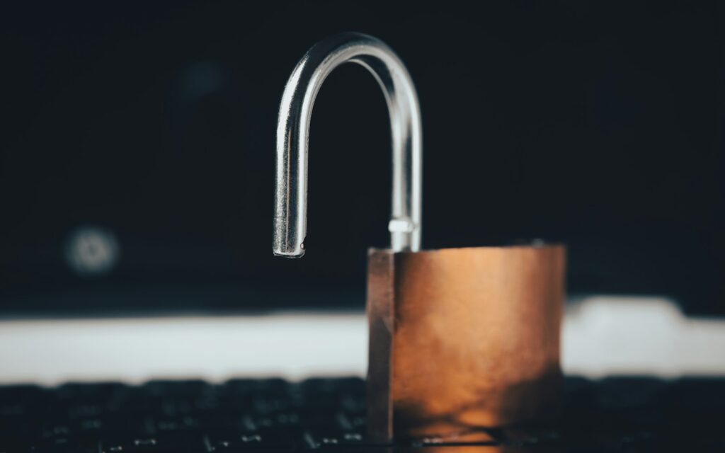 Vorhängeschloss auf einem Laptop: KI-Tools Datenschutz und sichere Datenverarbeitung