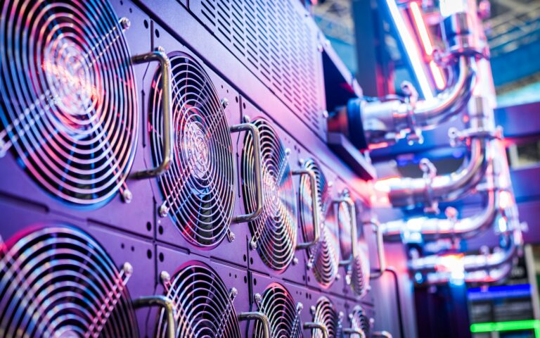 Server-Lüfter in einem Rechenzentrum als Symbol für lokale KI auf eigener Hardware