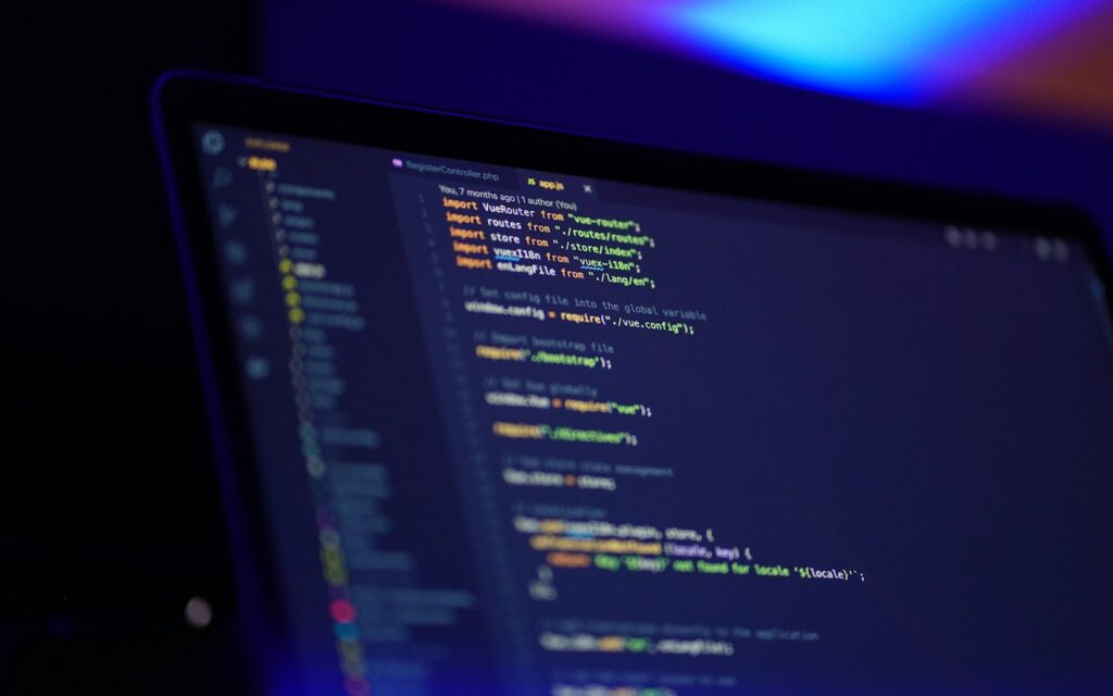 Laptop-Bildschirm mit farbigem Code, Symbolbild zu Model Context Protocol