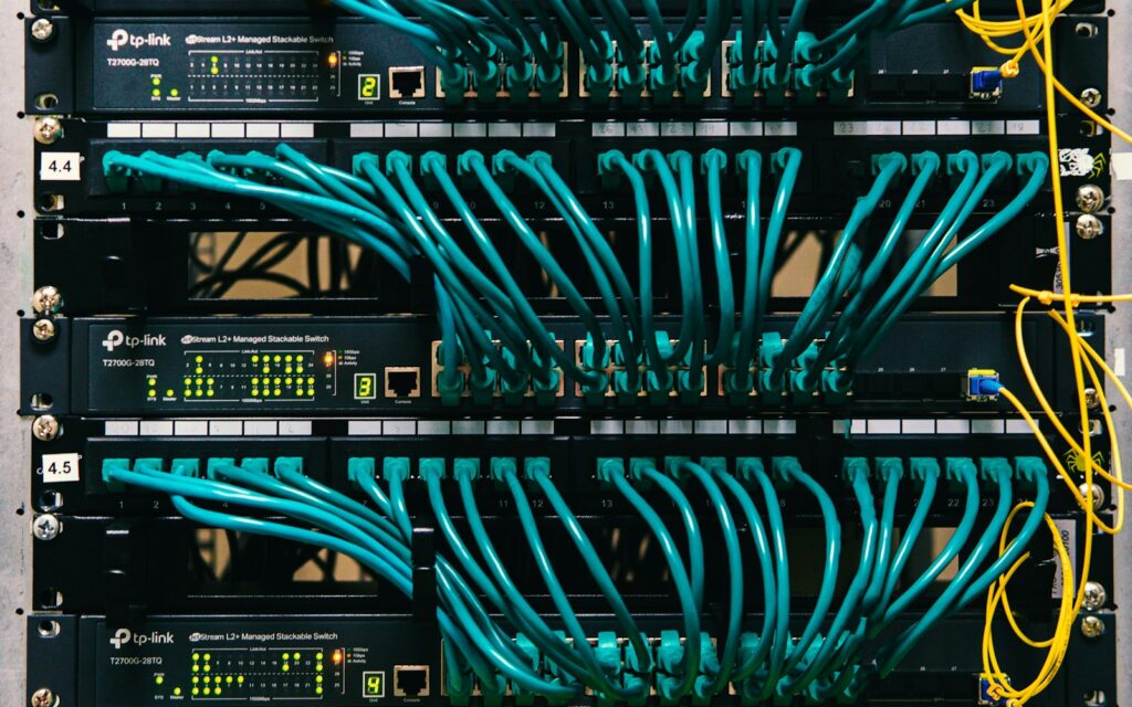 Server-Rack mit Verkabelung, Symbolbild zu Model Context Protocol