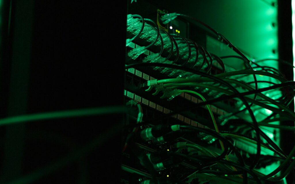 Regal mit Netzwerk- und Computertechnik, Symbolbild zu NIS2 Betroffenheit prüfen