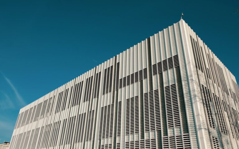 Modernes Firmengebäude unter blauem Himmel als Symbol für digitale Transformation im Mittelstand
