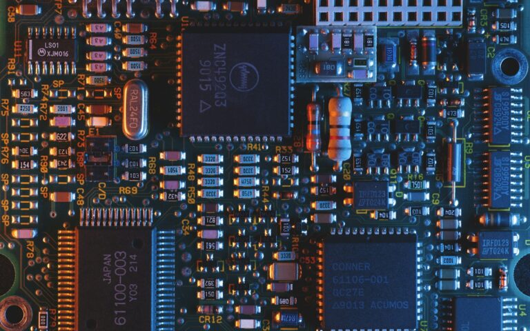 Blaue Platine in Nahaufnahme als Symbol für Open-Source-Firmware in Unternehmen