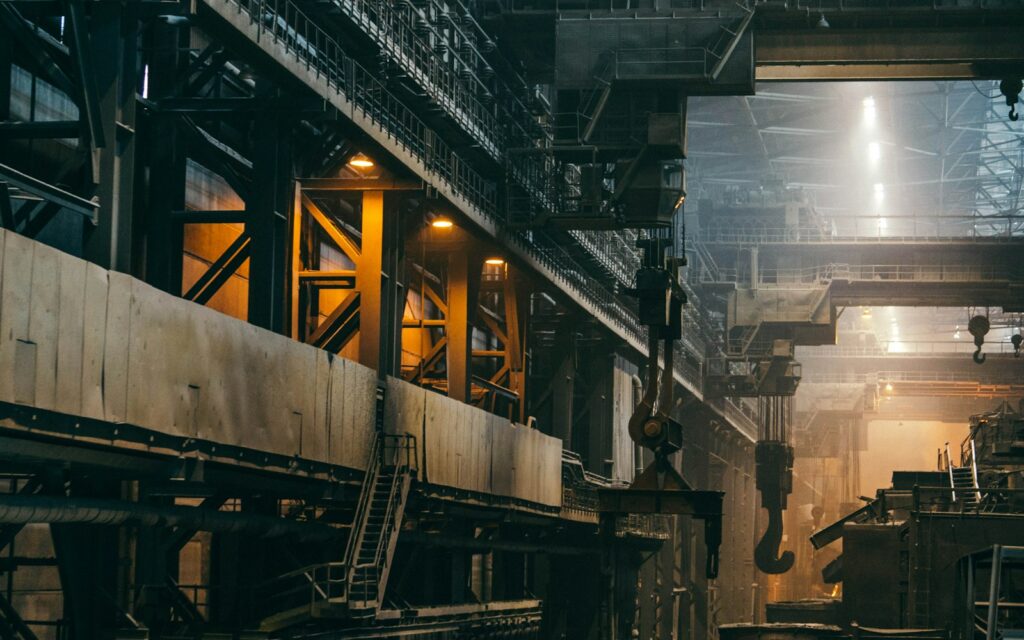 Große Industriehalle mit vernetzten Anlagen für Pay-per-Use im Maschinenbau