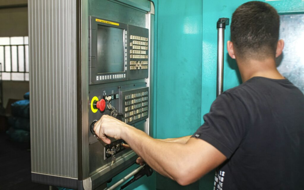 Mitarbeiter bedient eine Maschine in der Fabrik: Pay-per-Use rechnet die Nutzung ab