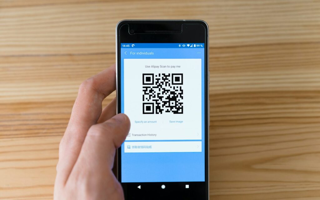 Smartphone zeigt einen QR-Code, Symbolbild zu Phishing-Mail erkennen