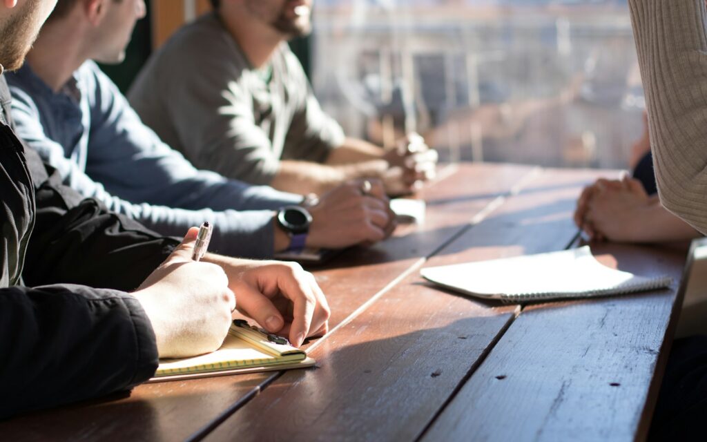 Geschäftsbesprechung am Konferenztisch zur Strategie für einen B2B-Marktplatz