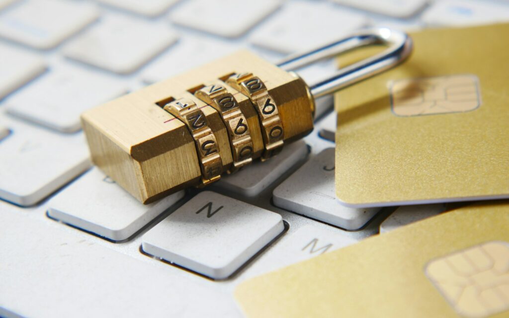 Goldenes Vorhängeschloss auf einer Tastatur, Symbolbild zu Post-Quanten-Kryptografie