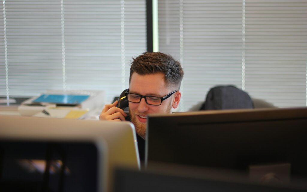 Mitarbeiter telefoniert mit Kunden, Symbolbild zu Preiserhöhung kommunizieren