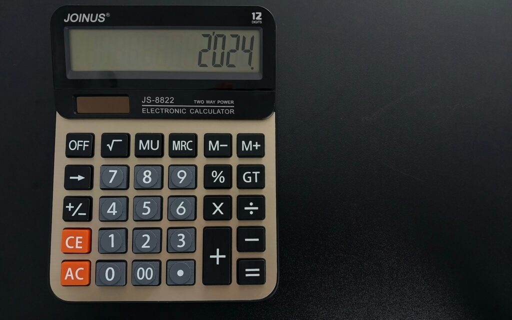 Taschenrechner auf einem Tisch, Symbolbild zu Preiserhöhung kommunizieren