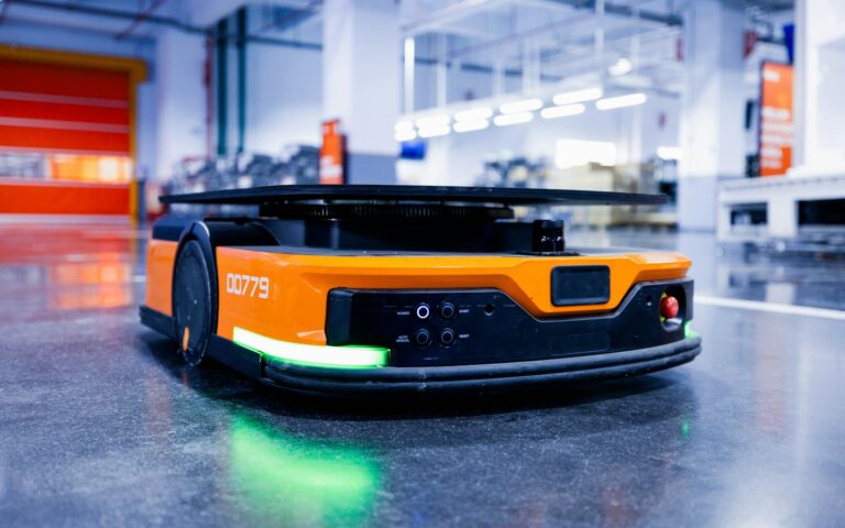 Automatisiertes Transportfahrzeug in einer Halle, Symbolbild zu Private 5G Campusnetz