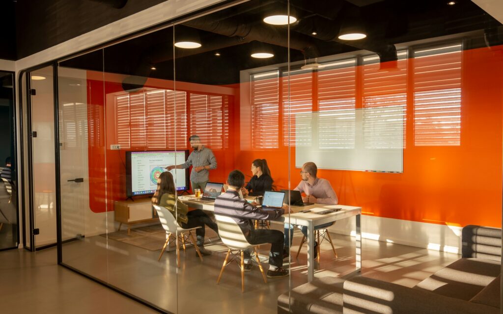 Team sitzt gemeinsam um einen Besprechungstisch, Symbolbild zu psychologische Sicherheit