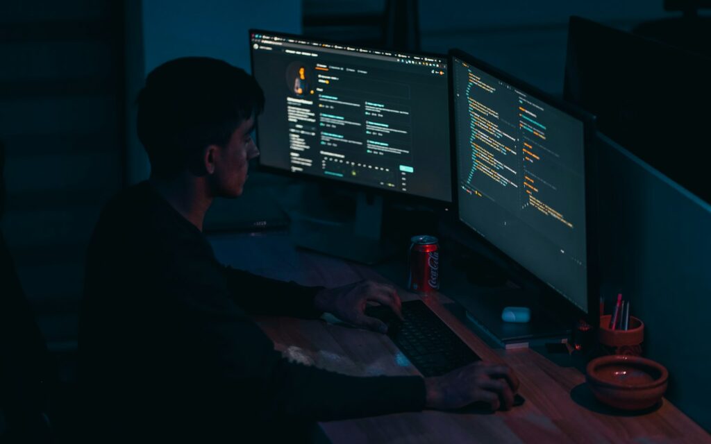 Entwickler arbeitet konzentriert am Computer, Symbolbild zu psychologische Sicherheit