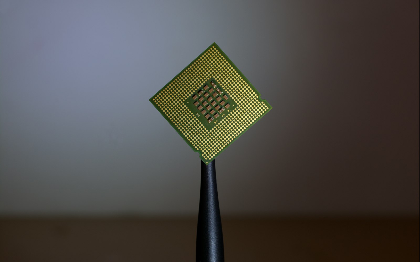 Prozessor in einer Pinzette als Symbol für Quantencomputing in Unternehmen