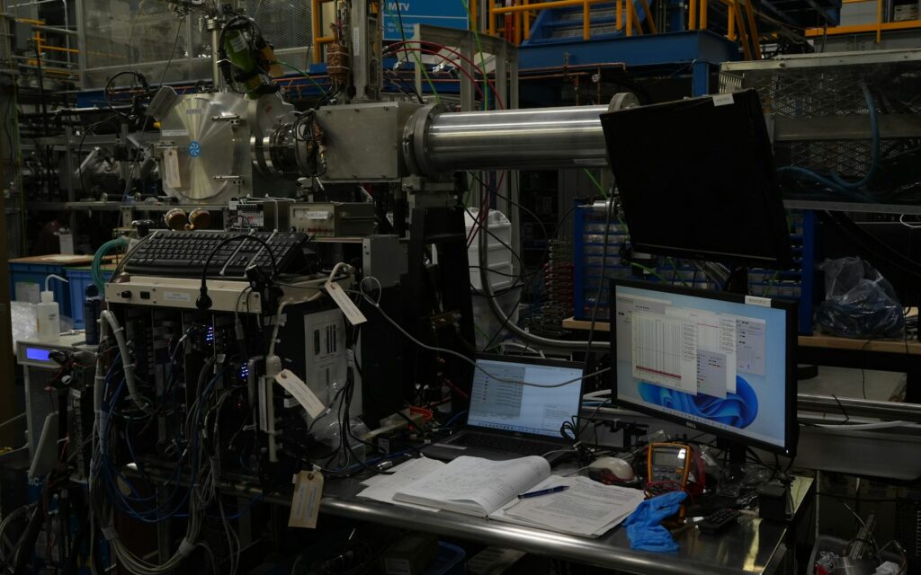 Laborumgebung mit wissenschaftlichen Geräten und Computern für Quantencomputing-Forschung