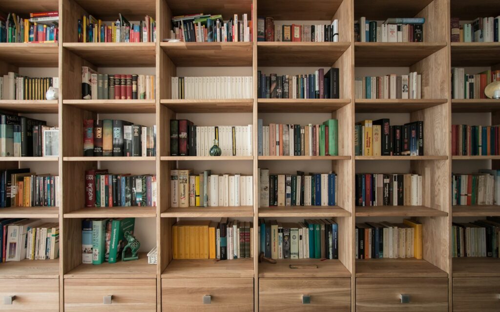 Bücher in einem Holzregal, Symbolbild zu RAG