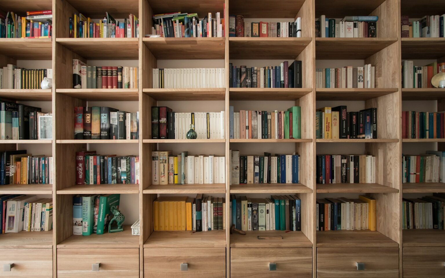 Bücher in einem Holzregal, Symbolbild zu RAG