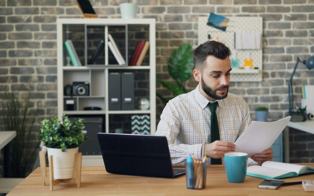 Mann recherchiert am Laptop am Schreibtisch, Symbolbild zu RAG