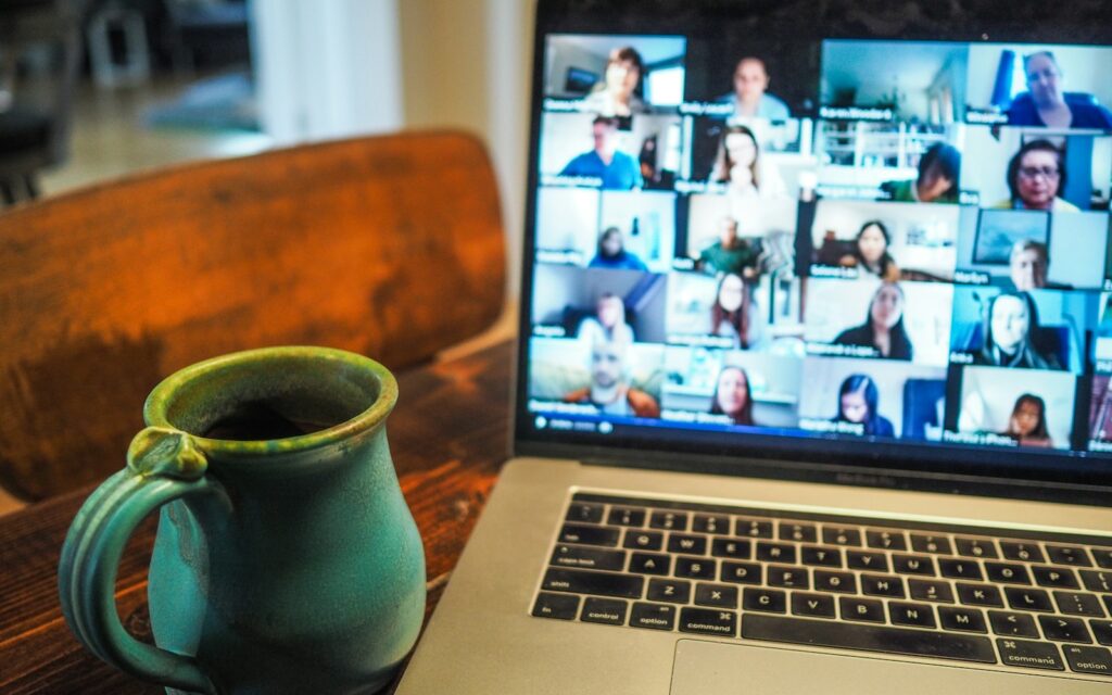Laptop zeigt eine Videokonferenz mit dem Team, Symbolbild zu Remote-Onboarding