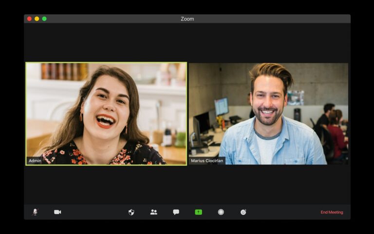 Neue Kollegen lächeln im Büro, Symbolbild zu Remote-Onboarding
