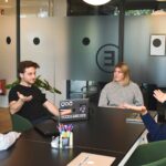 Vier Personen in einer Besprechung im modernen Büro, Symbolbild zu Revenue Operations