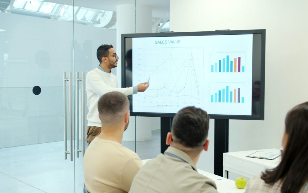 Präsentation von Diagrammen vor dem Management zur strategischen Rolle des CIO