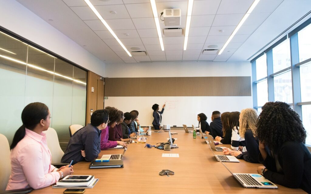 Besprechung am Konferenztisch: Die Rolle des CIO in der Unternehmensführung
