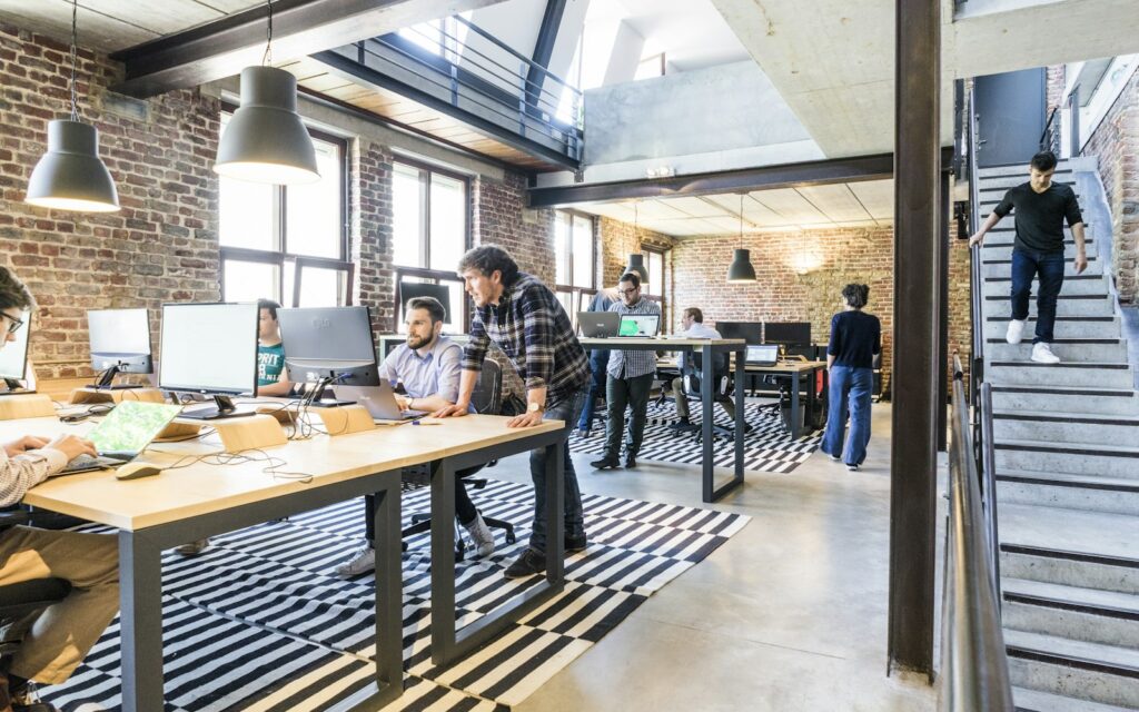 Zwei Personen im Büro besprechen Zahlen am Computer zur Vorbereitung einer Series-B-Finanzierung