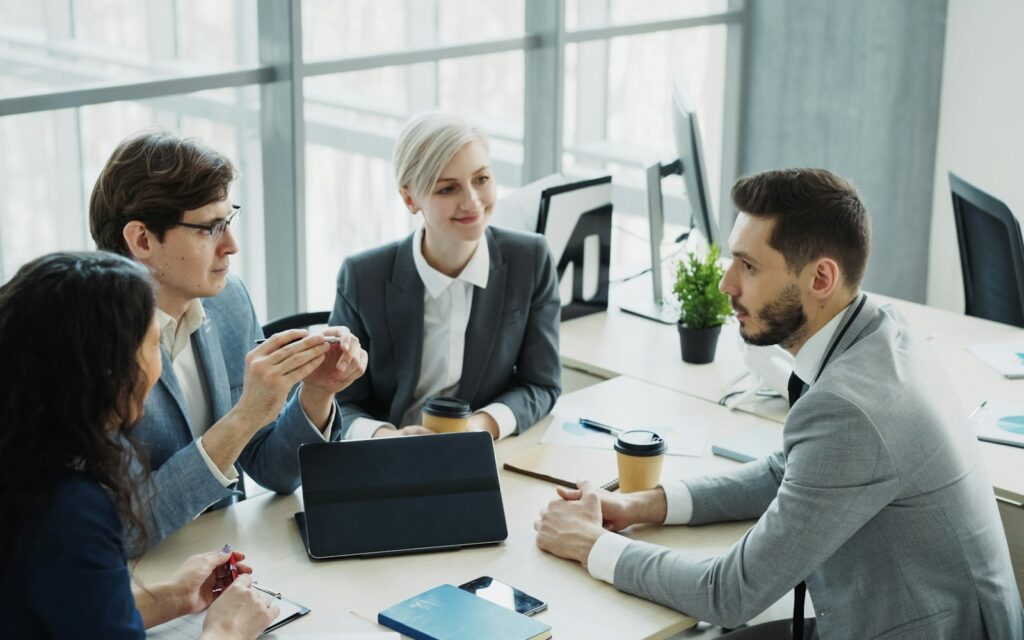 Geschäftsteam verhandelt in einem modernen Büro, Symbolbild zu Softwarefirma verkaufen
