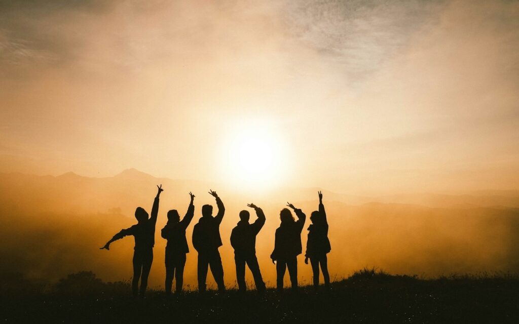Gruppe auf einem Berggipfel, Symbolbild zu Strategieklausur