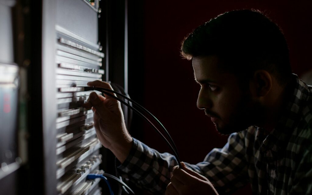Techniker arbeitet an technischer Ausrüstung, Symbolbild zu Stromverbrauch Server