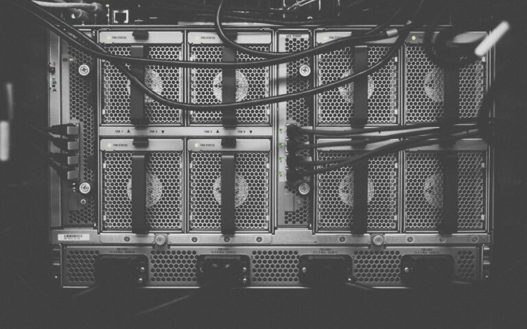 Computerkabel an einem Server, Symbolbild zu Stromverbrauch Server