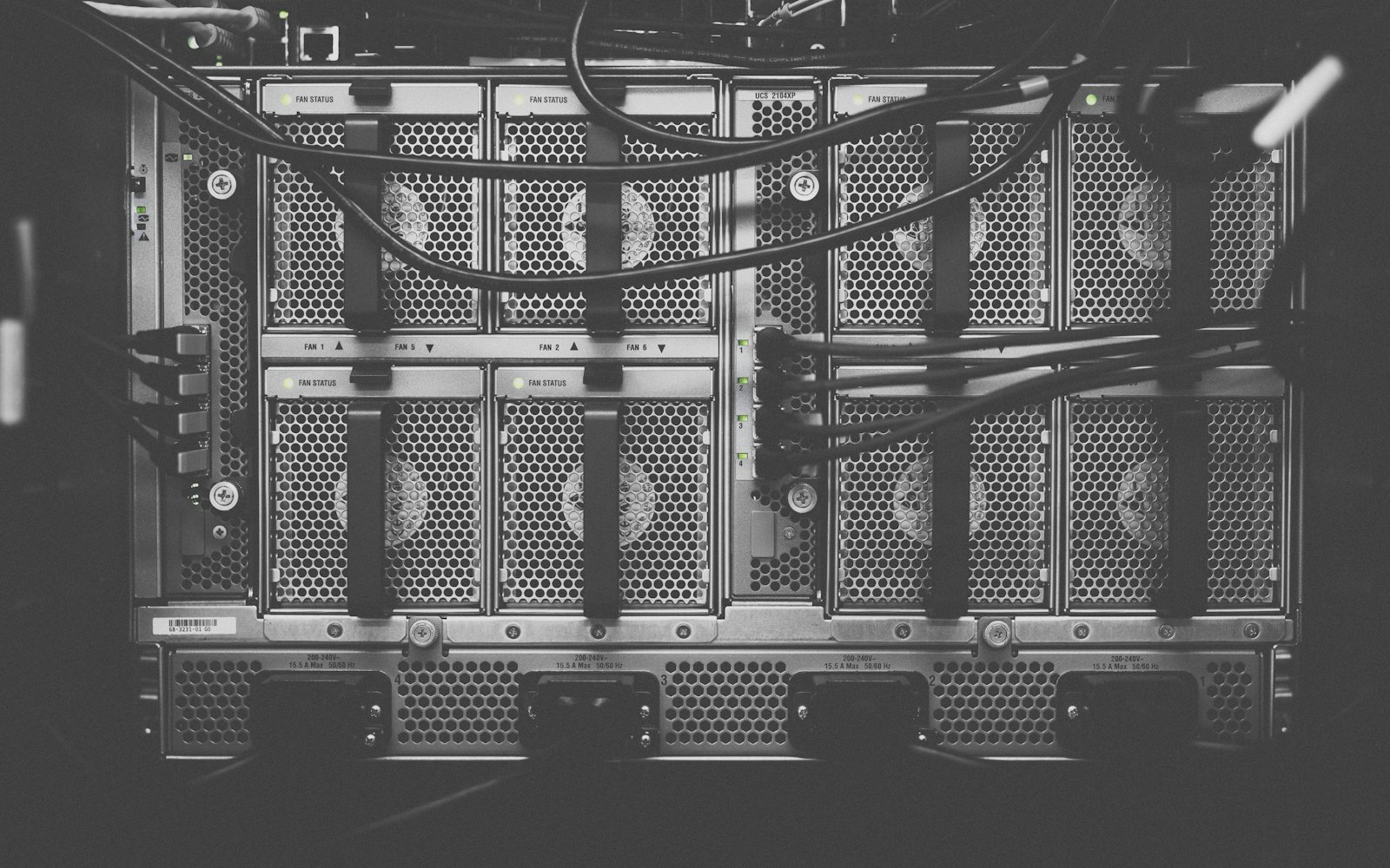 Computerkabel an einem Server, Symbolbild zu Stromverbrauch Server